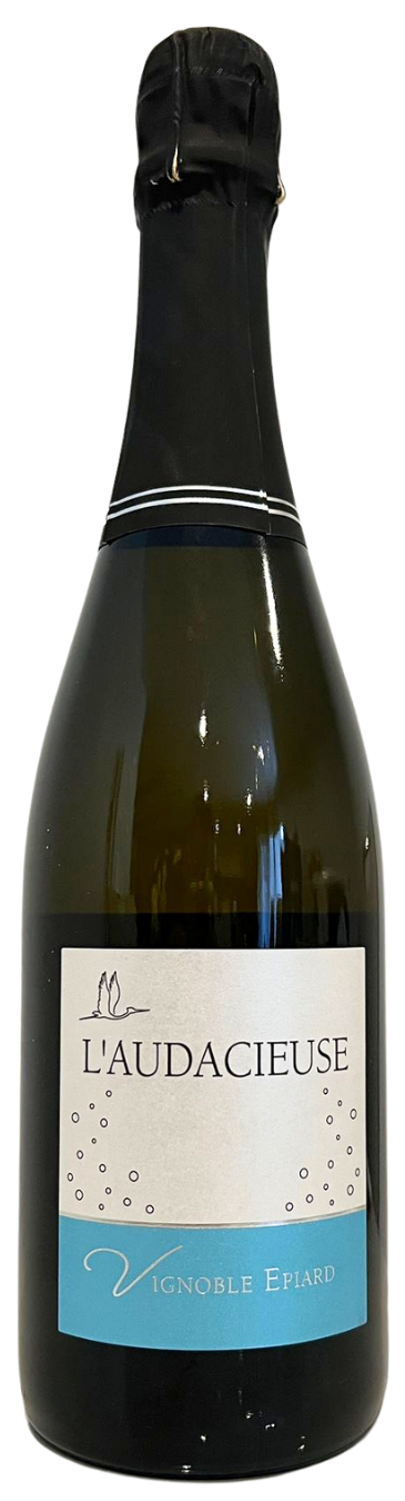 L’AUDACIEUSE Cuvée Pétillante, Fruitée & Élégante Laissez-vous surprendre par cette Cuvée issue du cépage Gewurztraminer ; voici une version moderne et élégante de ce cépage. Dès le premier nez, il séduit par ses arômes généreux de litchi, de rose et d’agrumes. En bouche, c’est une explosion de fruits exotiques. Un vin festif, raffiné et plein de fraîcheur ! A coup sûr, les bulles fines raviront vos invités ! English Version : Let yourself be surprised by this cuvée made from the Gewurztraminer grape variety; here is a modern and elegant version of this grape variety. From the first nose, it seduces with its generous aromas of lychee, rose, and citrus. On the palate, it is an explosion of exotic fruits. A festive, refined, and fresh wine! The fine bubbles are sure to delight your guests!